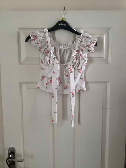 Photo of free Flowery top (Borehamwood WD6) #1