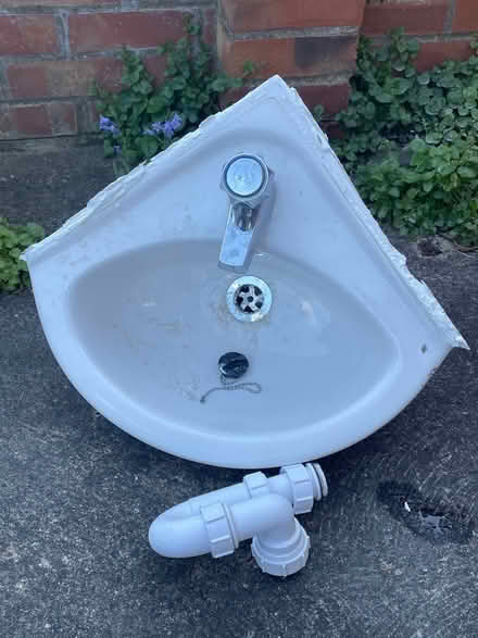 Photo of free Wash basin (Boultham LN6) #1
