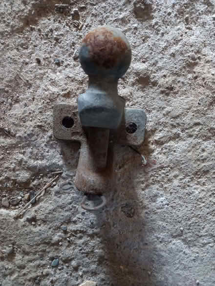Photo of free Tow ball/bar with pin (Franche DY11) #1