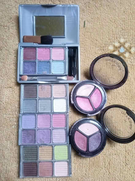 Photo of free Eyeshadows (B44) #1