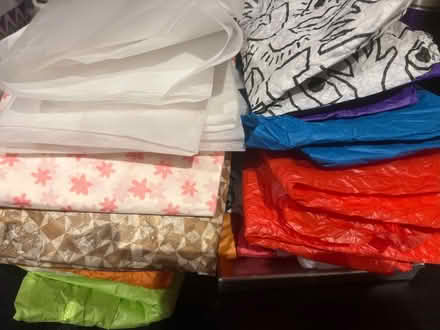 Photo of free Selection of tissue papers and gift box (BT4) #1