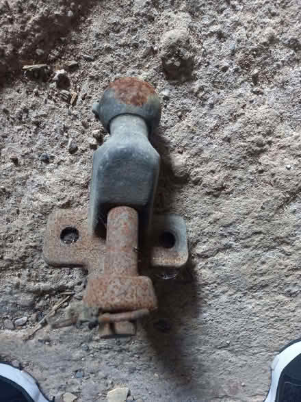 Photo of free Tow ball/bar with pin (Franche DY11) #2