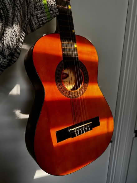 Photo of free junior guitar (se9 3hz) #3
