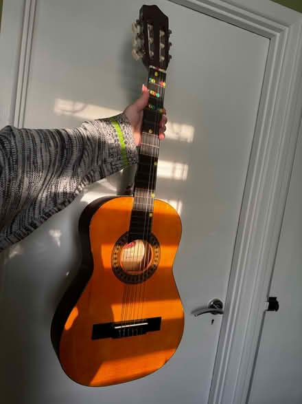 Photo of free junior guitar (se9 3hz) #1