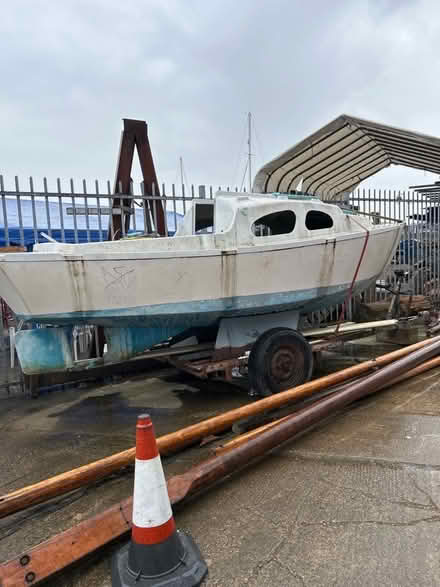 Photo of free 18ft bilge keel yacht with mast & rig (Oulton Broad NR32) #1