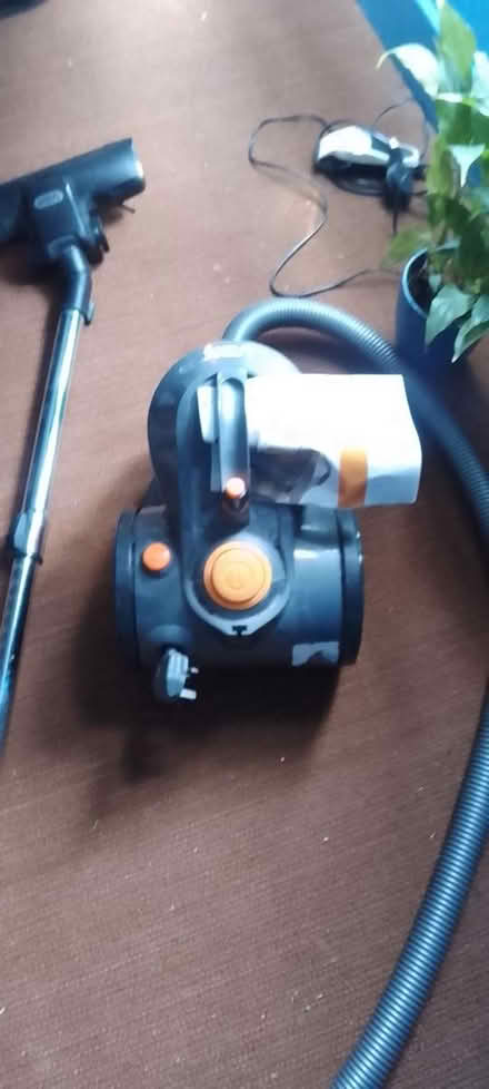 Photo of free Vax power 4 cylinder vacuum cleaner (Thornton Heath) #1