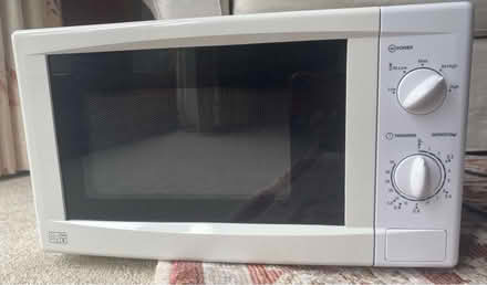 Photo of free 700w white microwave (WR15 Leigh Sinton) #1