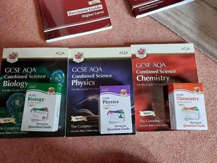 Photo of free GCSE COMBINED AQA science book/card (Worcester Park KT4) #1