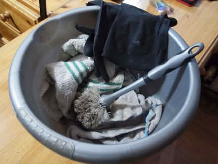 Photo of free washing up bowl and gloves (Oakwood LS8) #1