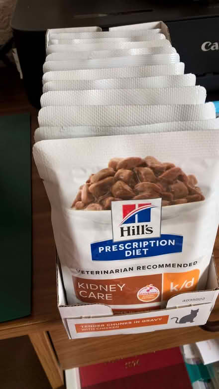 Photo of free kidney care wet food for cats (Clayton West HD8) #1