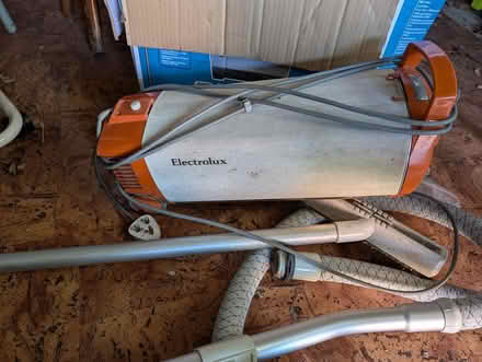 Photo of free vacuum with a few bags, cosby (Cosby LE91) #1