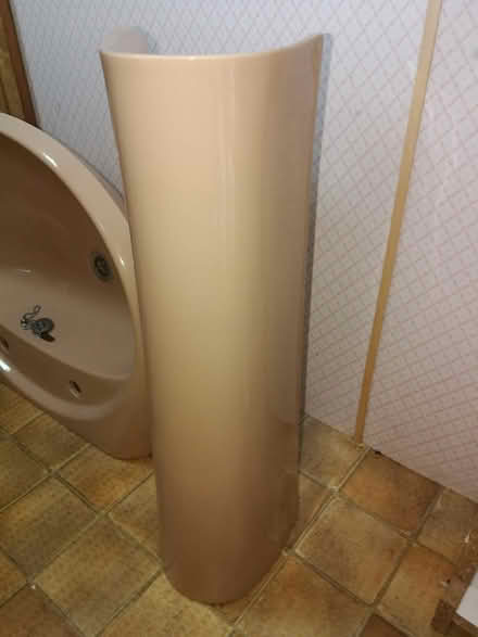 Photo of free Bathroom Wash basin and stand (Driffield YO25) #1
