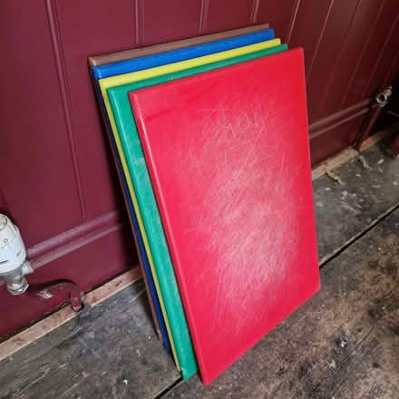 Photo of free set of 5 large (31cm x 46cm) cutting boards - used (Cherry Orchard SY2) #1