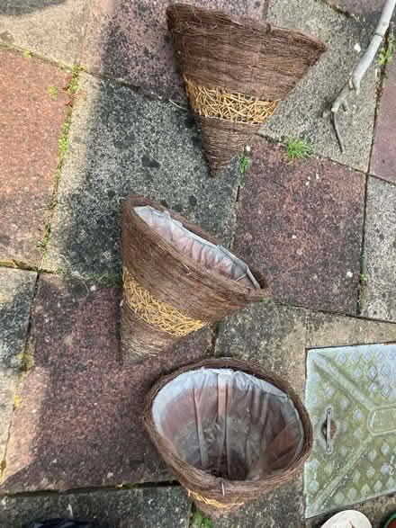 Photo of free Hanging baskets and house plant pots (Palmers Green N13) #1