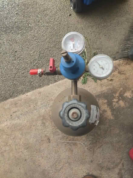 Photo of free 10 gallon CO2 tank and regulator (Hawthorne) #1