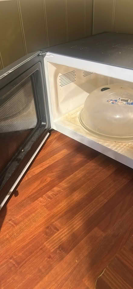 Photo of free Microwave does not heat (Cheshunt EN8) #2