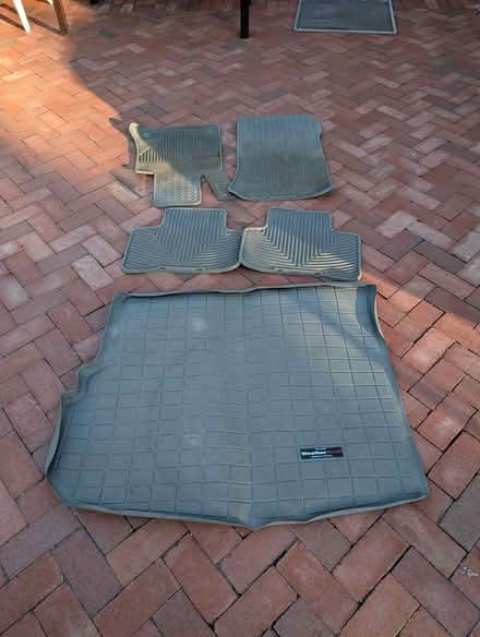 Photo of free glk 350 floor mats and back cover (capitol hill) #1