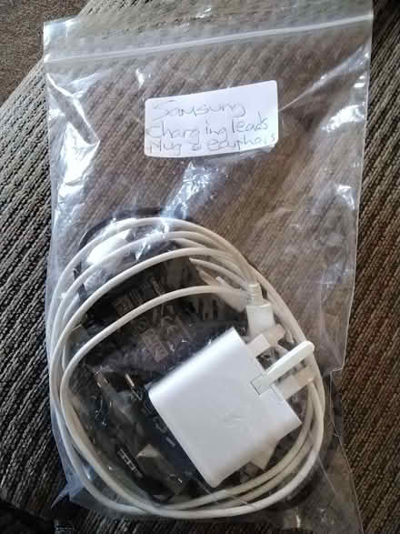 Photo of free Samsung leads , chargers (Franche DY11) #1
