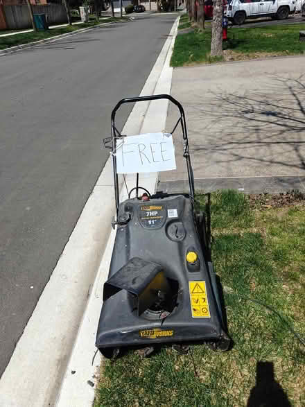 Photo of free 7 HP 21" gas snow blower (2808 Tradewind Dr., Miss.) #1