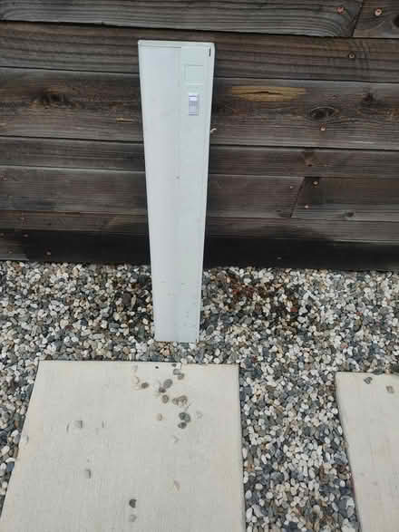 Photo of free 24 inch fluorescent light unit (Redwood CIty) #1