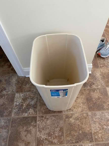 Photo of free 53 qt trash bin. Like new (Newark DE) #2