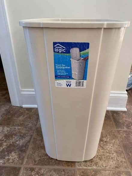 Photo of free 53 qt trash bin. Like new (Newark DE) #1