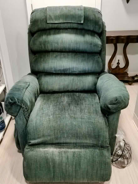 Photo of free LARGE comfy chair (Dowâs Lake) #1
