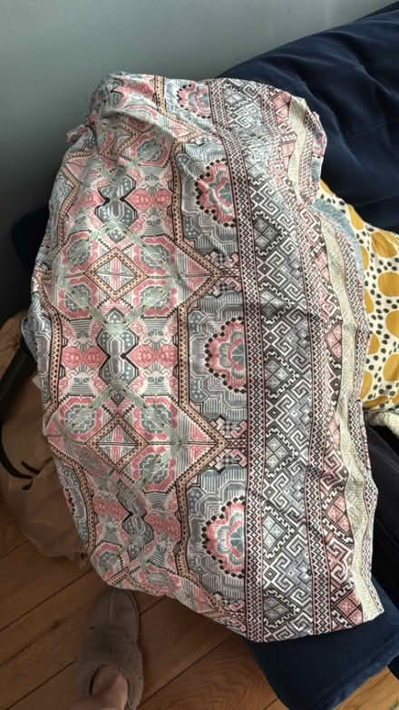 Photo of free King Size Reversible Duvet cover and 2 pillow cases (Harringay Green Lanes N4) #2