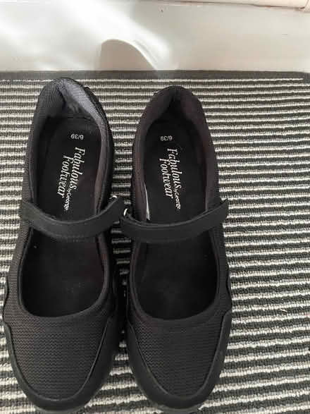 Photo of free Size 6 shoes like new (Thringstone LE67) #1