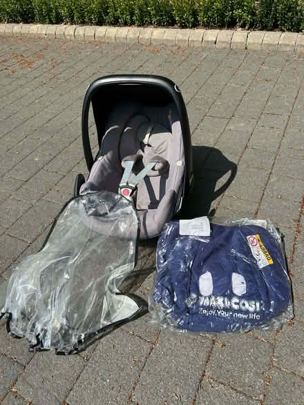 Photo of free Maxi Cosi care seat for new born upwards (Seer Green HP9) #2