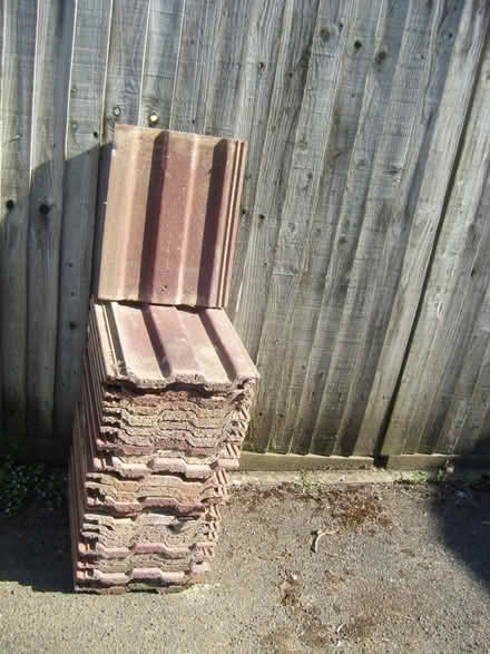 Photo of free ROOF TILES x 24 Pieces 42cm x 33cm Collection Bagshot (Bagshot GU19) #3