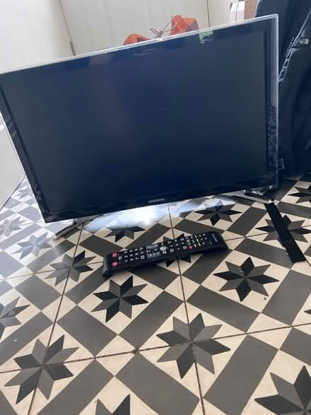 Photo of free Samsung 24inch tv (Queens Park NW6) #1
