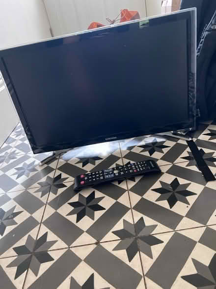 Photo of free Samsung 24inch tv (Queens Park NW6) #2