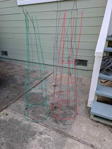 Photo of free 6 tomato cages (San Carlos) #1