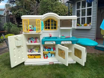 Photo of free Little tikes play kitchen, wokingham (Wokingham RG40) #2