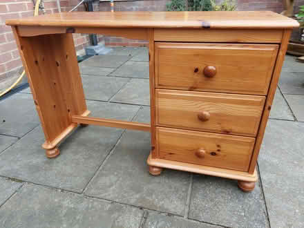 Photo of free Desk (Luton. LU2 0SN) #1