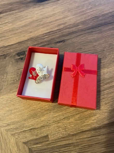 Photo of free Christmas Mittens Pin (GL50) #1