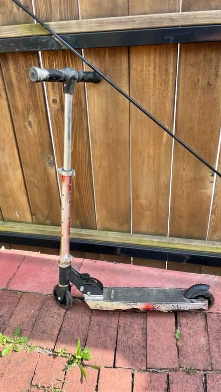 Photo of free pink two-wheel scooter for kids (Petworth) #1