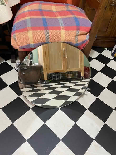 Photo of free Round mirror for wall mounting (Highbury Vale NG6) #1