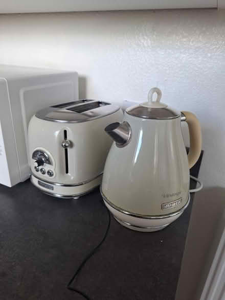 Photo of free Kettle and toaster set (Le142dx) #1
