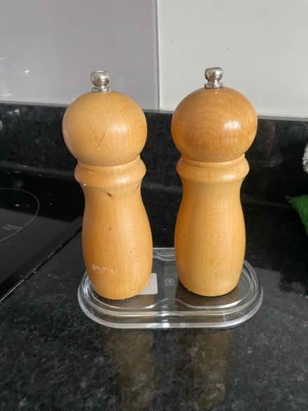 Photo of free salt and pepper stand (Kenilworth) #3