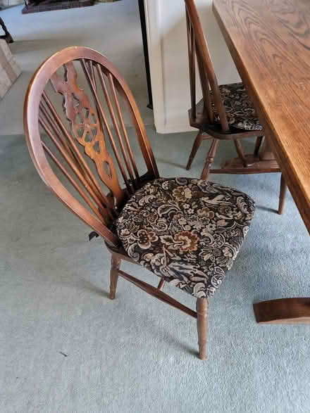 Photo of free Dining room table and 6 chsirs (Godstone) #3