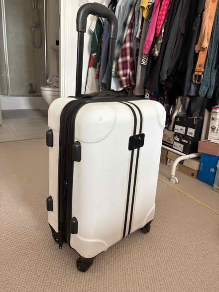 Photo of free IT wheeled suitcase with expander (Waddon CR0) #1