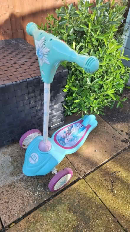 Photo of free Frozen Music Playing Scooter Age 3+ (Corringham SS17) #1