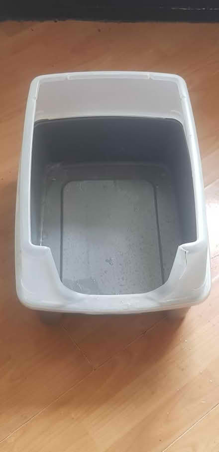 Photo of free High-rise medium size litter box (Fullwell cross) #1