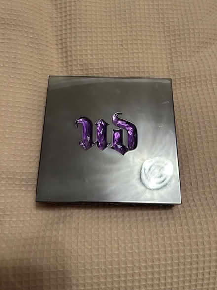 Photo of free Urban decay eyeshadow palette (Skerton LA1) #2