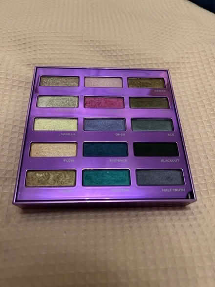 Photo of free Urban decay eyeshadow palette (Skerton LA1) #1