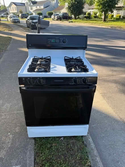 Photo of free 30” Gas oven (Near big bethel and Saunders) #1