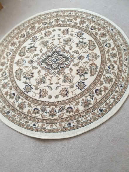 Photo of free Round rug (Eaton Bray LU6) #1