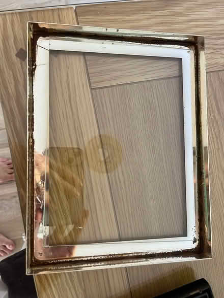 Photo of free “Floating” picture frame - fix (SG4 hitchin) #4